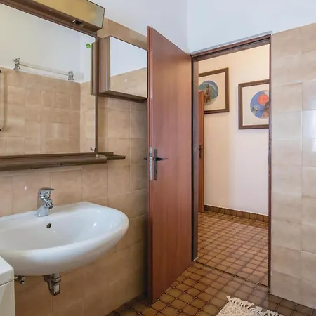 2 Bedroom Awesome In Pula