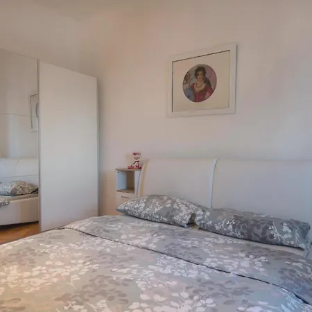 Apartment 2 Bedroom Awesome In